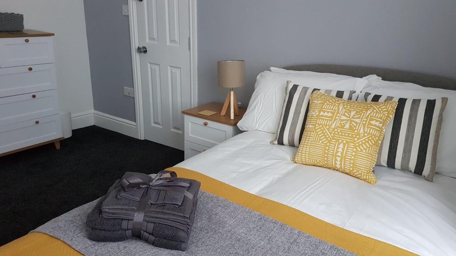 ทาวน์เฮาส์ แอท เบิร์ช เฮด โร้ด สโต๊ค Bed & Breakfast Stoke-on-Trent ภายนอก รูปภาพ